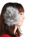 ユニクロWEBサイト内「COLOR IS COMFORT.」では、ムービーに乗せて「How Beautiful」のオープニング~サビまでを聴くことができる。