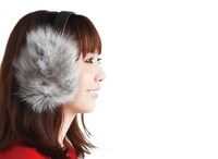 ユニクロWEBサイト内「COLOR IS COMFORT.」では、ムービーに乗せて「How Beautiful」のオープニング～サビまでを聴くことができる。