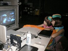 自分たちの迫真の演技を入念にチェック。何事においてもプロフェッショナルな姿勢で挑むバニラビーンズ。