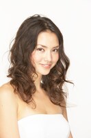 シンガーとして活躍する以外に、女優・モデルとしても活動しているセイラ。現在放送されているマクドナルド「シナモンメルツ」のCMではスイーツを前に幸せそうな笑顔を見せている。