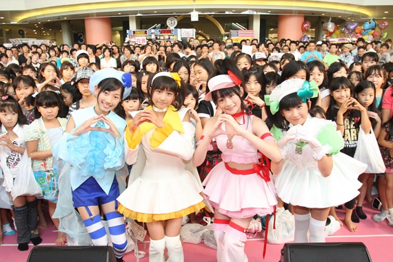 写真は9月20日にお台場アクアアリーナで行われた、デビュー発表イベントの様子。