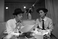 原田知世のデビュー25周年盤「music & me」でもその手腕を発揮した名アレンジャー／プレイヤー、伊藤ゴロー（写真右）。青柳拓次（左）は今回ボーカリストに徹しており、楽器の演奏は「Johnny Guitar」のコンガのみ。