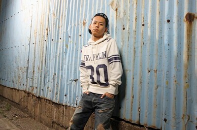 シングル初回限定盤には、前作「アイシテル」のミュージックビデオを含むDVDが付く。