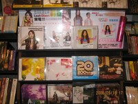 Sweet Vacation、リアディゾンらが並ぶ台湾CDショップのJ-POPコーナー。スイバケのCDの帯には「可憐無敵少女May＋才華洋溢音楽才子Daichi」と異国情緒あふれるキャッチコピーが光る。
