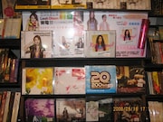 Sweet Vacation、リアディゾンらが並ぶ台湾CDショップのJ-POPコーナー。スイバケのCDの帯には「可憐無敵少女May+才華洋溢音楽才子Daichi」と異国情緒あふれるキャッチコピーが光る。