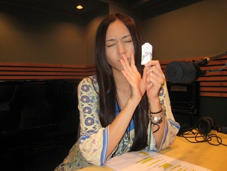 赤い糸御守に強力な願をかけるガッキー。なお、企画実施期間は本日9月25日から10月末までを予定している。