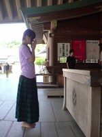 足の裏を赤くして参拝する星村麻衣。10月30日のワンマンライブが無事成功するように、ファンも一緒に祈ろう。