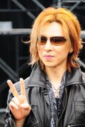 9月15日に行われた記者会見には「PASSION CROSS」をつけて登場したYOSHIKI。
