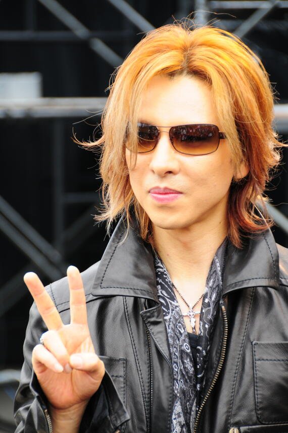 9月15日に行われた記者会見には「PASSION CROSS」をつけて登場したYOSHIKI。