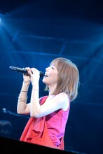 メインステージから左右に伸びる花道、さらにアリーナ中央のステージへと続く長い花道を縦横無尽に駆け巡った元気いっぱいのaiko。