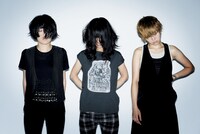 この秋大胆なイメージチェンジをはかったチャットモンチーの3人。オフィシャルサイトも黒を基調にしたシンプルなデザインに生まれ変わった。