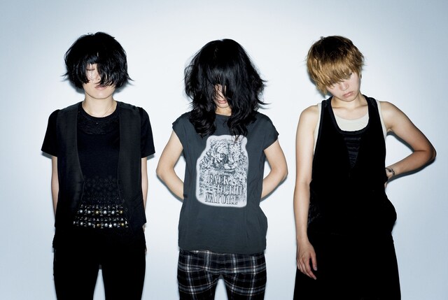 11月5日にはニューシングル「染まるよ」も同時リリースされる。