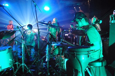 写真は昨年9月14日に新木場STUDIO COASTで行われた「nbsa＋×÷」での、全出演アーティストによる壮絶なセッションの模様（photo by nutskey）。