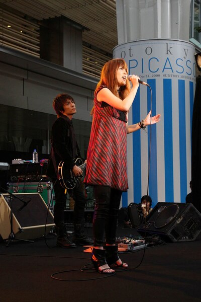 当初やや固い表情でライブに臨んでいたyokoだが、ステージが進行するにつれ徐々にリラックス。ライブ中に笑顔がこぼれると、会場から拍手と歓声が沸き起こっていた。