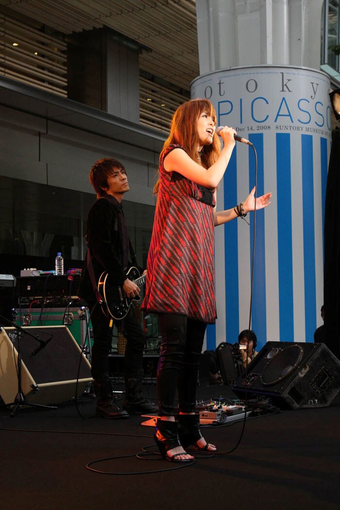 当初やや固い表情でライブに臨んでいたyokoだが、ステージが進行するにつれ徐々にリラックス。ライブ中に笑顔がこぼれると、会場から拍手と歓声が沸き起こっていた。