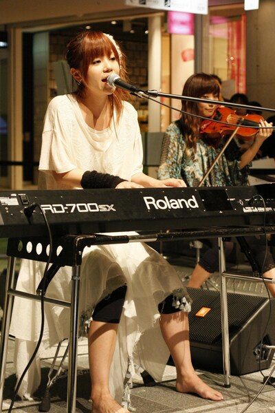 ライブ終了後に行われたサイン会には、約300人による長蛇の列ができていた。