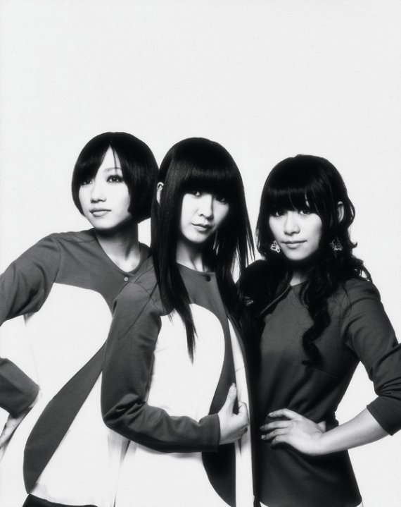 アルバム「GAME」、シングル「love the world」、DVD「Perfume First Tour『GAME』」でウィークリー1位の3冠を達成したPerfume。11月19日にはニューシングル「Dream Fighter」の発売も決定している。