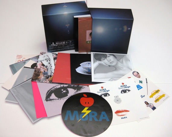 上の写真はCD-BOXの外観＆内容。メモリアルアイテムにふさわしい贅沢な仕上がりだ。DVD-BOXにはCD-BOX同様の4作品に2枚組「私と放電」をプラスした6枚が、DVD-VIDEO音声トラック盤となって収められている。