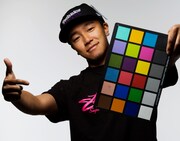 新曲のコラボレーション相手、Micro。RAIJIとの体型的なギャップもユーモラスだ。