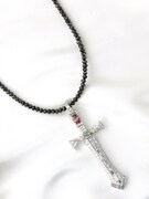 「DAMASK ROSE」。Pt900、レッドダイヤ0.53Ct、グリーンダイヤ0.50Ct、ホワイトダイヤ4.09Ctを使用。