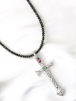 「DAMASK ROSE」。Pt900、レッドダイヤ0.53Ct、グリーンダイヤ0.50Ct、ホワイトダイヤ4.09Ctを使用。