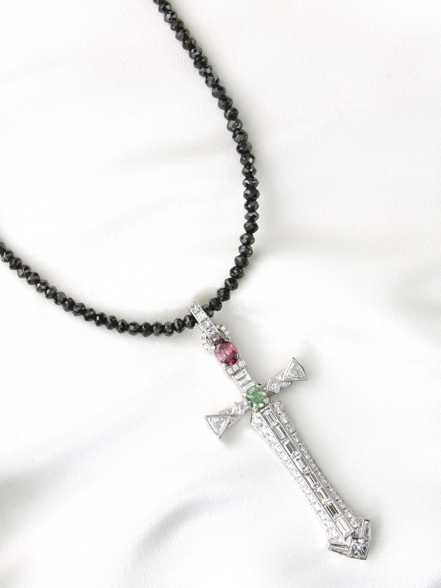 「DAMASK ROSE」。Pt900、レッドダイヤ0.53Ct、グリーンダイヤ0.50Ct、ホワイトダイヤ4.09Ctを使用。