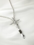 「PASSION CROSS」。ペンダントトップPt900、ネックレスPt850、ホワイトダイヤ0.60Ct、ブラックダイヤ0.10Ct。