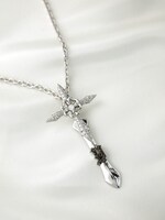 「PASSION CROSS」。ペンダントトップPt900、ネックレスPt850、ホワイトダイヤ0.60Ct、ブラックダイヤ0.10Ct。