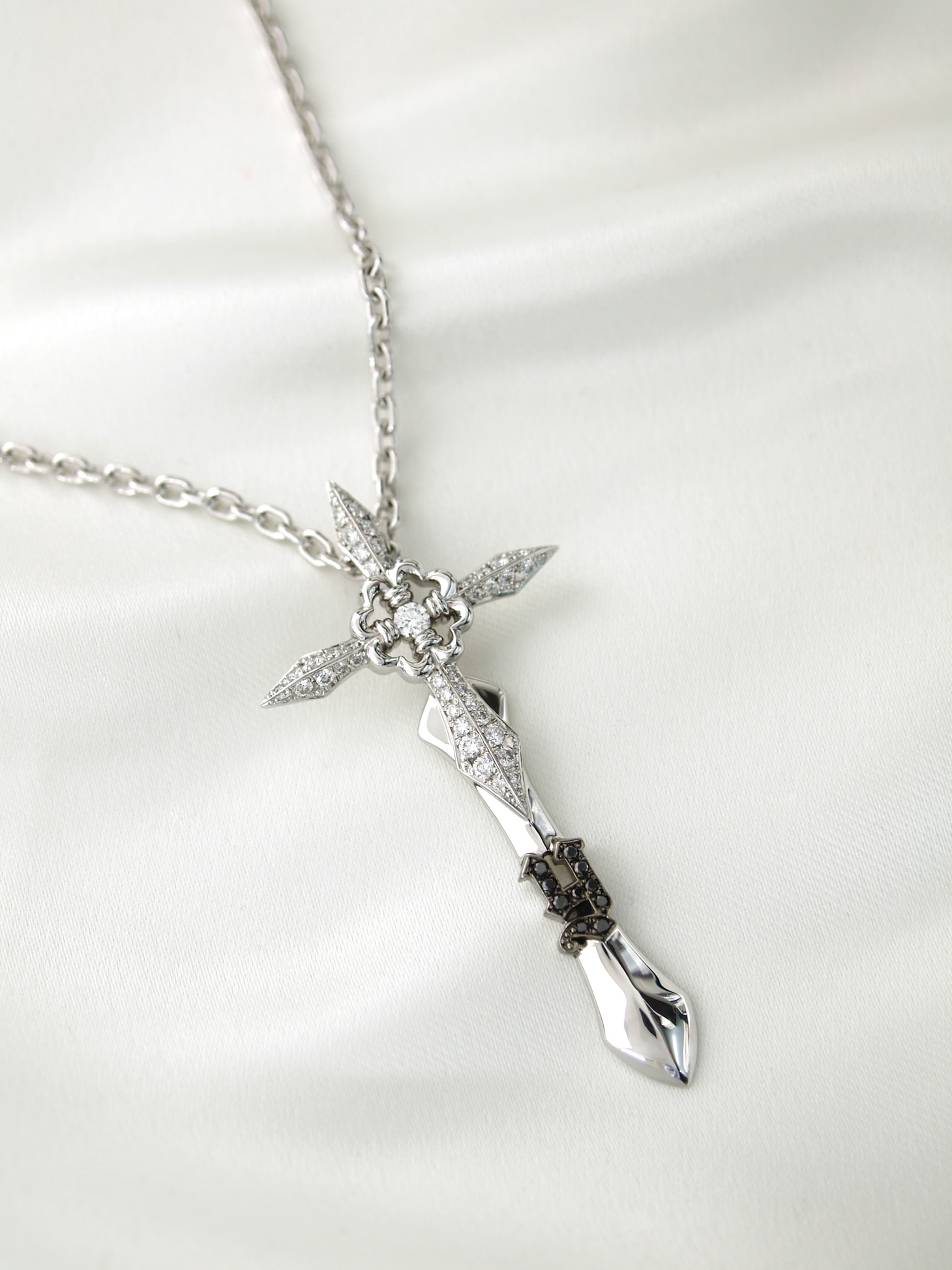 「PASSION CROSS」。ペンダントトップPt900、ネックレスPt850、ホワイトダイヤ0.60Ct、ブラックダイヤ0.10Ct。