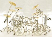 「CRYSTAL DRUM」。本体にはPt850とアクリルを使用。シンバルはPt850/K18、ドラムの皮はプラスチックで作られている。