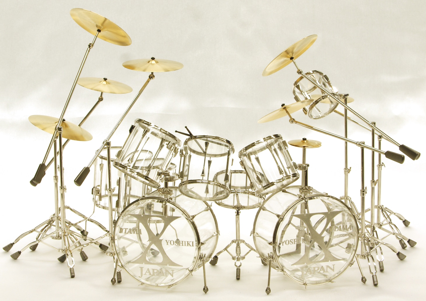 「CRYSTAL DRUM」。本体にはPt850とアクリルを使用。シンバルはPt850/K18、ドラムの皮はプラスチックで作られている。