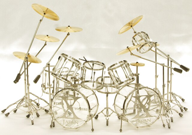 「CRYSTAL DRUM」。本体にはPt850とアクリルを使用。シンバルはPt850/K18、ドラムの皮はプラスチックで作られている。