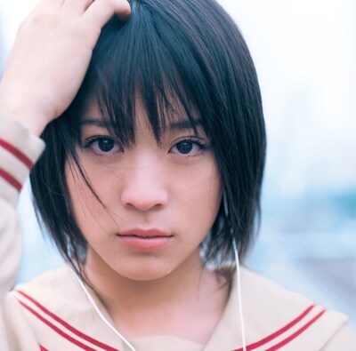 ペナルティが2人組ということで、今回の北乃きいがファンモン・シングルジャケット登場有名人の記念すべき10人目を飾ることになった。