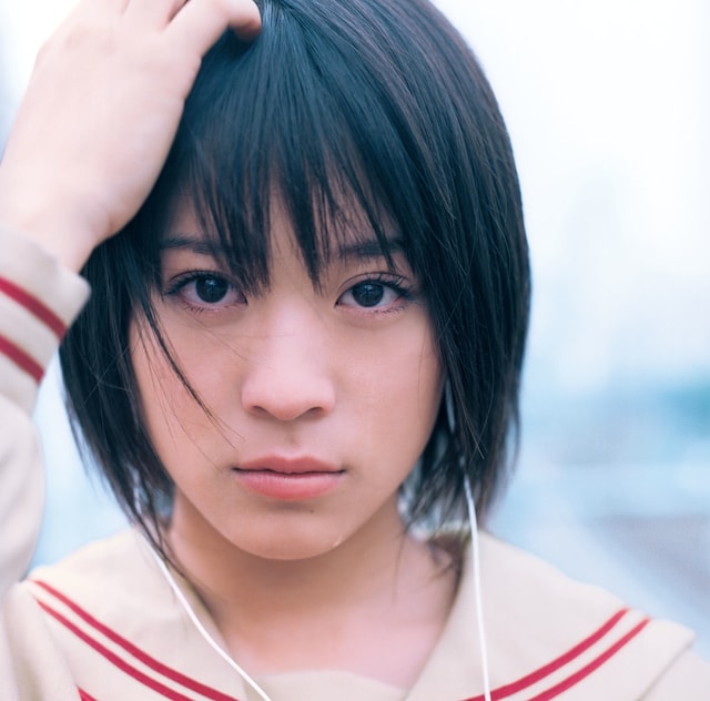 ペナルティが2人組ということで、今回の北乃きいがファンモン・シングルジャケット登場有名人の記念すべき10人目を飾ることになった。