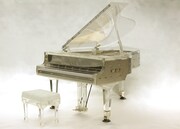 「CRYSTAL GRAND PIANIST」。材質はPt850、アクリル、透明樹脂、シルバー。