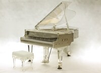 「CRYSTAL GRAND PIANIST」。材質はPt850、アクリル、透明樹脂、シルバー。