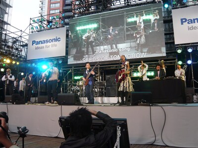パナソニックの新しいイメージソング「SEEDS OF TOMORROW」を大合唱。