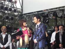 息のあった掛け合いをみせる久保純子と中村正人