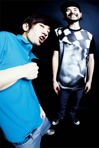 DEXPISTOLSはDJ MAAR（左）とDJ DARUMA（右）からなるDJバンド。