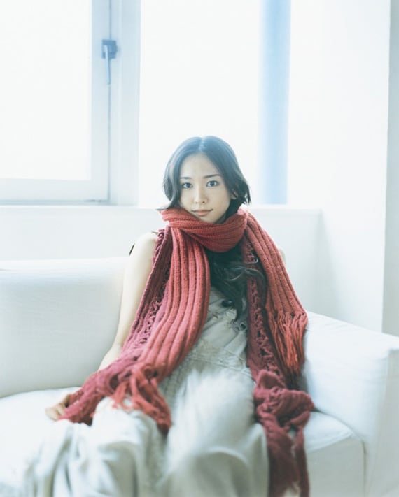 1年間にわたるすれ違いの恋が描かれた「赤い糸」PV。夏場の撮影だったにもかかわらず、冬のシーンではコートを羽織って熱演したというガッキーのがんばりに注目だ。