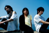 メンバーは左から小澤秀明（B）、小野雄一郎（Vo, G）、渡辺裕次（Dr）。