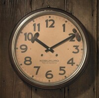 通常盤ジャケットは初回盤から10分遅れの「10:10」を表示。