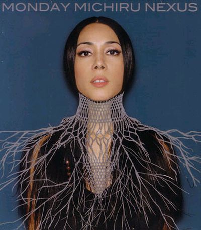 ニューアルバム「NEXUS」は個性的な首巻きが目印。