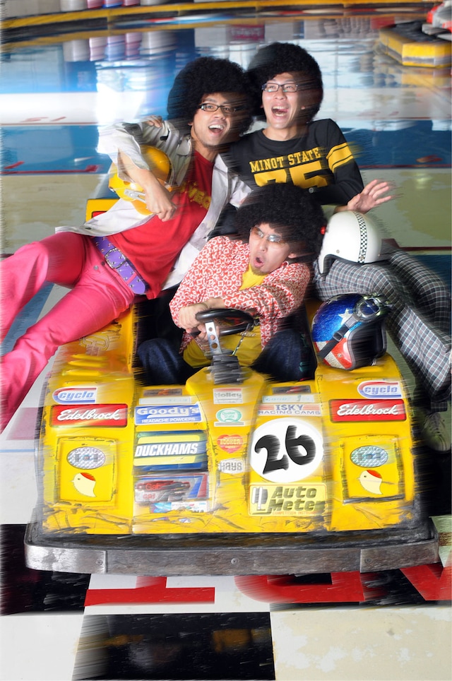 11月26日にドライブ感あふれるゴキゲンなポップチューン「恋のガソリン」をリリースした鶴。12月には「Merry A'mas (メリーアフロマス) ～聖なる夜の大宴会～」と題したワンマンツアーを3都市で開催する。