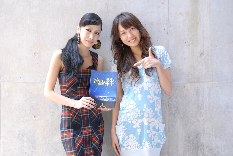 台本を手に笑顔を見せる中島美嘉とドラマのメインキャストの1人である戸田恵梨香。