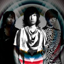 一時的にスリーピースバンドとなったVOLA。青木裕はTOKIE、城戸紘志とのバンド、unkieとしての活動を続ける。