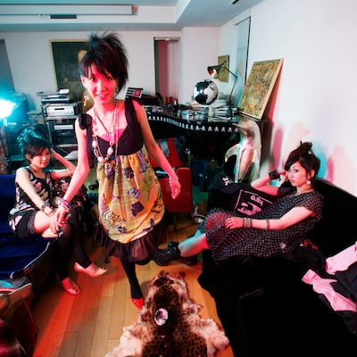 「星とギター」の特設サイトではANARCHY STONEのボーカル・まきとアサイタケオのスペシャル対談を掲載中。