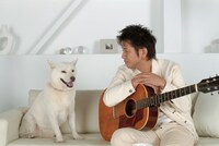 新曲「着メロ」PVには、ソフトバンクCMでおなじみ“白戸家のお父さん”ことカイくんが出演している。