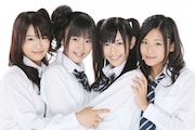 写真は左から平嶋夏海、多田愛佳、渡辺麻友、仲川遥香。4人は2月27日から3月1日にかけて神奈川県立青少年センターホールで行われる劇団扉座の公演「ドリル魂・横浜現場編」にも出演する。