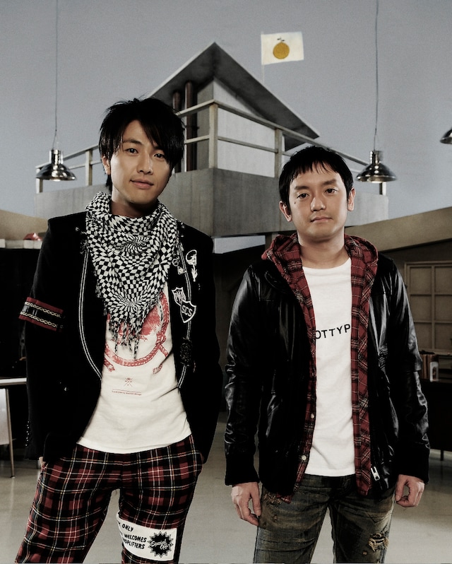 ドラマや動画で披露される北川（写真左）のピアノ演奏にも注目。